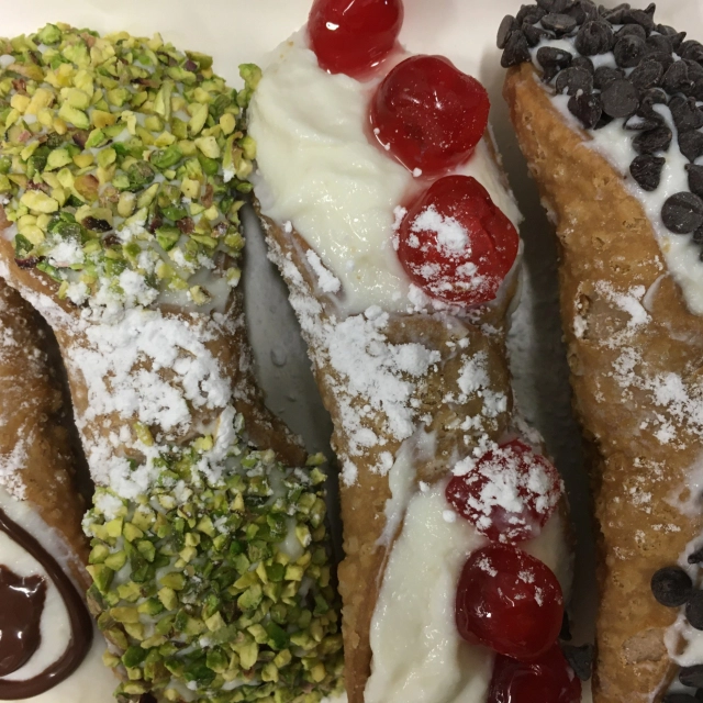 Cannoli Vossignoria con pistacchio e ciliegie